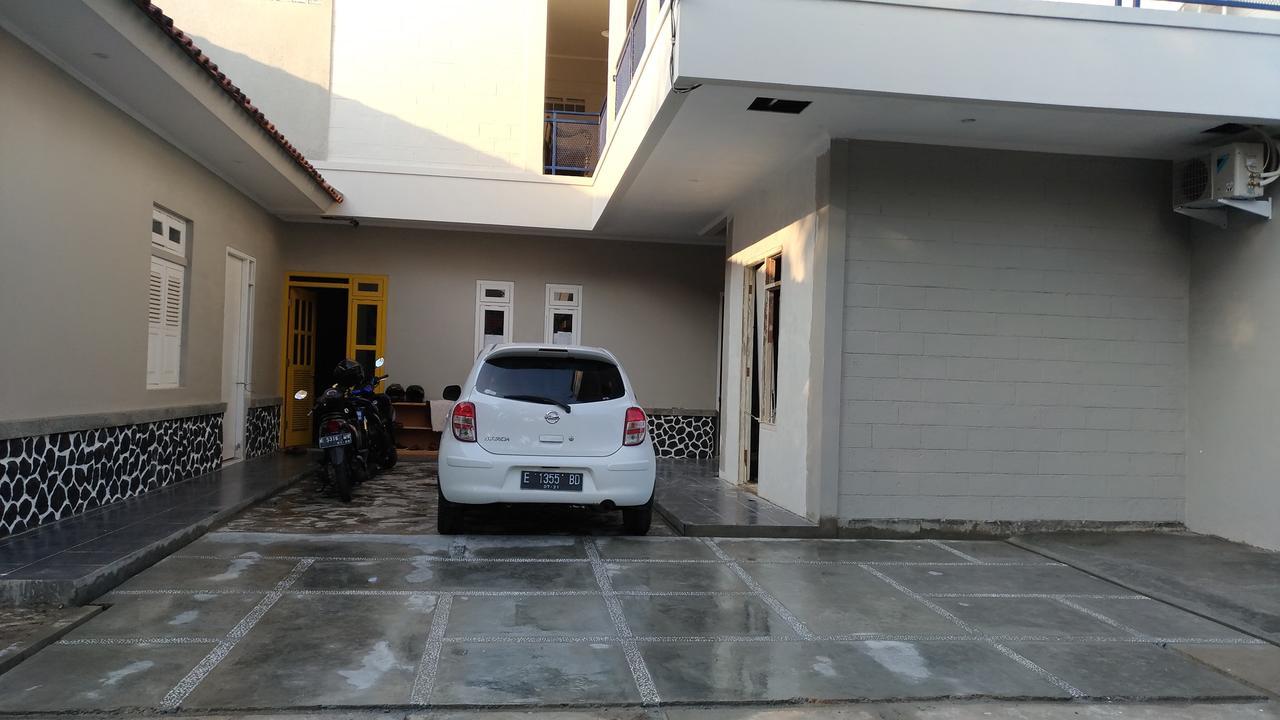Hôtel Roemah Kesambi à Cirebon Extérieur photo